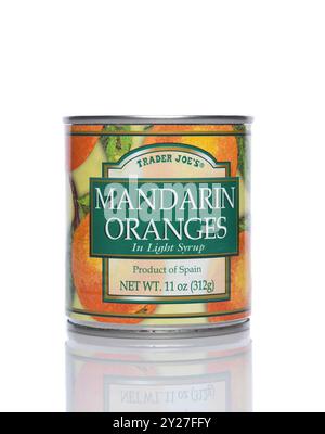 IRVINE, CALIFORNIE - 6 septembre 2024 : une boîte de Trader Joes mandarines oranges au sirop léger. Banque D'Images