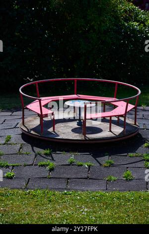 altes Spielplatz Karussel im harten Sonnenlich Banque D'Images