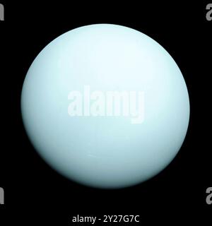 Uranus - image capturée par Voyager 2 de la NASA lors de son survol historique en 1986, montrant la septième planète du Soleil dans une teinte cyan douce due au méthane dans sa haute atmosphère qui absorbe la lumière rouge et réfléchit le bleu. Amélioré numériquement pour les médias imprimés et les expositions. Crédit : NASA / JPL-Caltech / Futuras Fotos Banque D'Images