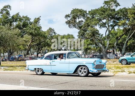 Gulfport, Mississippi - 7 octobre 2023 : vue d'angle avant grand angle d'une Chevrolet Bel Air 2 portes Hardtop 1955 lors d'un salon automobile local. Banque D'Images
