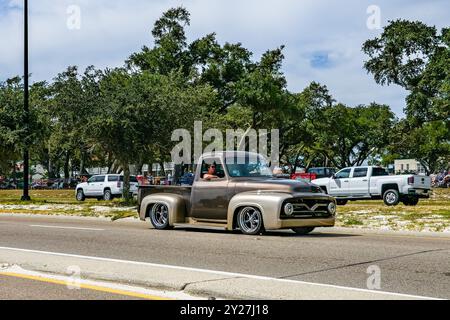 Gulfport, Mississippi - 07 octobre 2023 : vue d'angle avant grand angle d'une camionnette Ford F100 1955 lors d'un salon automobile local. Banque D'Images