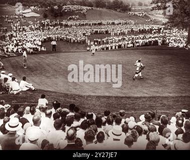 Bobby Jones a coulé son dernier putt de 40 pieds Birdie qui lui a valu son 4e titre de championnat américain de golf ouvert au Interlachen Golf and Country Club à Edina, Minnesota, le 12 juillet 1930. Jones est le seul golfeur à avoir jamais remporté un « Grand Chelem » d'une seule année consistant en la victoire dans les quatre tournois de golf majeurs de son époque (les championnats open et amateur aux États-Unis et au Royaume-Uni) en une seule année civile (1930). Banque D'Images