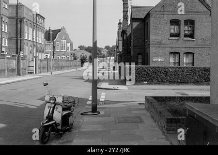 Scooter dans Thackery Street à la jonction avec Montefiore Street, Clapham, 1976 Banque D'Images