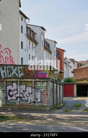 Hinterhof mit alten Garagen Banque D'Images