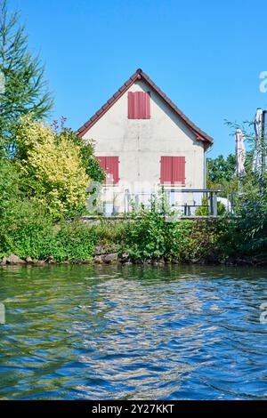 Ferienhaus am Flußufer Banque D'Images