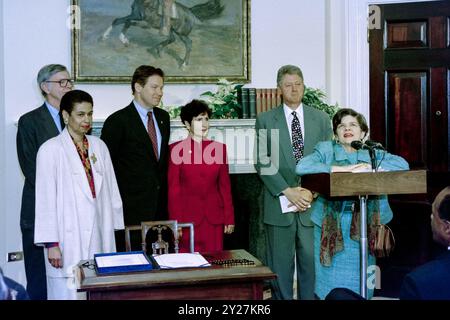 U. Alice Rivlin, directrice de l OMB, à droite, prononce un discours avant que le président Bill Clinton, 2e à droite, signe un plan de sauvetage pour le District de Columbia à la salle Roosevelt de la Maison Blanche, le 17 avril 1995 à Washington, D.C. la loi établit un conseil de surveillance et une aide financière pour empêcher la faillite de la capitale. De gauche à droite : le représentant Bill Clinger, le représentant Eleanor Holmes Norton, le représentant Tom Davis, le représentant Constance Morella, le président Bill Clinton et Alice Rivlin, directrice de la BMO. Banque D'Images