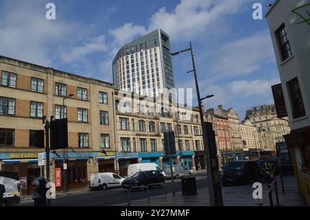 St Mary Street, avec un gratte-ciel du nouveau Central Square Development au loin. Cardiff, pays de Galles, Royaume-Uni. 18 juillet 2024. Banque D'Images