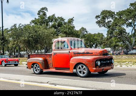 Gulfport, MS - 07 octobre 2023 : vue d'angle avant grand angle d'une camionnette Ford F1 1951 lors d'un salon automobile local. Banque D'Images