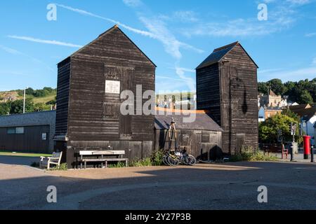 Hastings net Huts sur le stade Old Town Seafront, East Sussex, Royaume-Uni Banque D'Images