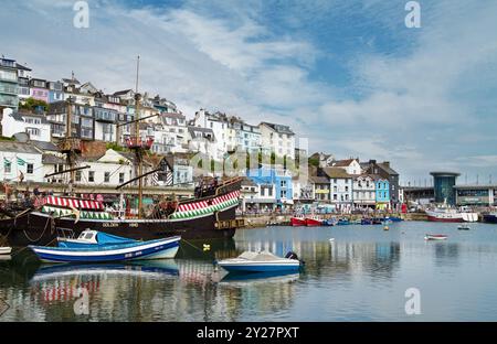 Galleon Golden Hind amarré dans le port de Brixham avec le quai, le port, les magasins, les maisons en arrière-plan, Devon UK Banque D'Images