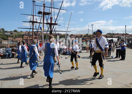 Whitby North Yorkshire 21 août 2024 Morris danse au festival folklorique de Whitby près du port un jour d'été Banque D'Images