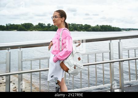 Une jeune femme profitant en toute confiance de sa journée à l'extérieur, vêtue de vêtements de sport vibrants. Banque D'Images