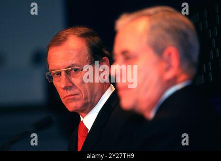 PHOTO D'ARCHIVE : Juergen SCHREMPP aura 80 ans le 15 septembre 2024, Juergen SCHREMPP aura 70 ans le 15 septembre 2014, 17 novembre 1998 Daimler Chrysler entre en bourse. Les deux directeurs généraux de DAIMLERCHRYSLER Robert J. EATON (à droite) et Juergen E. SCHREMPP Banque D'Images
