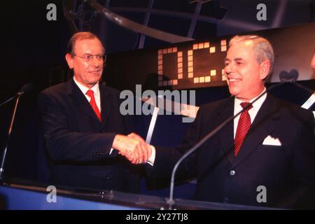 PHOTO D'ARCHIVE : Juergen SCHREMPP aura 80 ans le 15 septembre 2024, Juergen SCHREMPP aura 70 ans le 15 septembre 2014, 17 novembre 1998 Daimler Chrysler entre en bourse. Les deux directeurs généraux de DAIMLERCHRYSLER Robert J. EATON (à droite) et Juergen E. SCHREMPP lors d'une conférence de presse à la Bourse de New York Banque D'Images