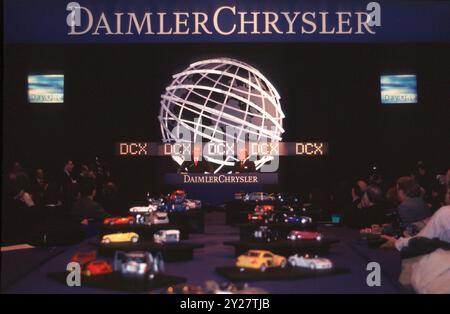 PHOTO D'ARCHIVE : Juergen SCHREMPP aura 80 ans le 15 septembre 2024, Juergen SCHREMPP aura 70 ans le 15 septembre 2014, 17 novembre 1998 Daimler Chrysler entre en bourse. Les deux directeurs généraux de DAIMLERCHRYSLER Robert J. EATON (à droite) et Juergen E. SCHREMPP lors d'une conférence de presse sur la Bourse de New York Banque D'Images