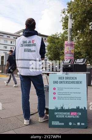 Hambourg, Allemagne. 09th Sep, 2024. Un stand de campagne pour le référendum 'Hamburger Zukunftsentscheid' peut être vu à Eimsbüttel. Crédit : Christian Charisius/dpa/Alamy Live News Banque D'Images