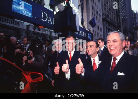 PHOTO D'ARCHIVE : Juergen SCHREMPP aura 80 ans le 15 septembre 2024, Juergen SCHREMPP aura 70 ans le 15 septembre 2014, 17 novembre 1998 Daimler Chrysler entre en bourse. Les deux directeurs généraux de DAIMLERCHRYSLER Robert J. EATON (à droite) et Juergen E. SCHREMPP devant la Bourse de New York. Dans leur withte Richard GRASSO Banque D'Images
