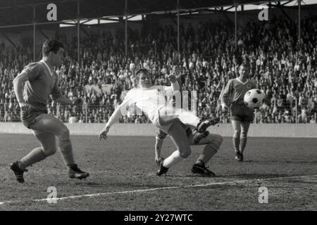 Munich, Deutschland. 27 avril 2012. PHOTO D'ARCHIVE : Guenter NETZER aura 80 ans le 14 septembre 2024, Jupp HEYNCKES, withte, Borussia Monchengladbach, marque le but pour le faire 0-1, Football Bundesliga TSV Munich 1860 - Borussia Monchengladbach 4-3, Munich 29 avril 1967, action, tir au but, photo noir et blanc, ? Crédit : dpa/Alamy Live News Banque D'Images