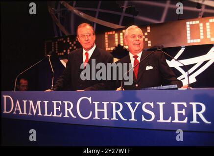PHOTO D'ARCHIVE : Juergen SCHREMPP aura 80 ans le 15 septembre 2024, Juergen SCHREMPP aura 70 ans le 15 septembre 2014, les deux directeurs généraux de DAIMLERCHRYSLER Robert J. EATON (à droite) et Juergen E. SCHREMPP lors d'une conférence de presse à la Bourse de New York Banque D'Images