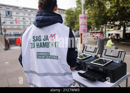 Hambourg, Allemagne. 09th Sep, 2024. Un stand de campagne pour le référendum 'Hamburger Zukunftsentscheid' peut être vu à Eimsbüttel. Crédit : Christian Charisius/dpa/Alamy Live News Banque D'Images