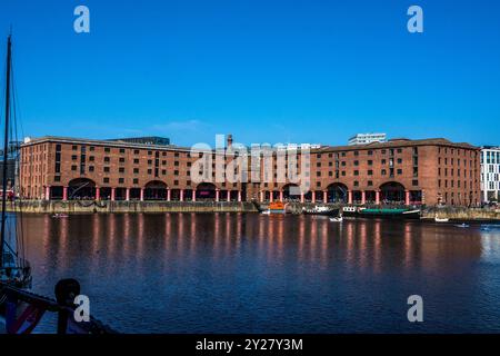 Vue sur Albert Dock, anciens entrepôts portuaires aujourd'hui convertis en appartements et magasins. Banque D'Images