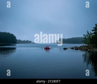 Les gens en bateau à rames sur la mer de Bottenviken à Norrfjarden, Nordmaling, Suède Banque D'Images