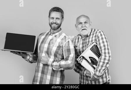 photo de l'émission de l'écrivain vs contraste avec l'ordinateur portable et la machine à écrire rétro, pouce vers le haut. Banque D'Images