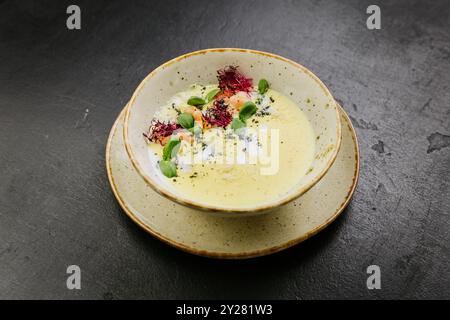 Soupe gastronomique crémeuse avec crevettes, microgreens et présentation artistique - plat gastronomique élégant Banque D'Images