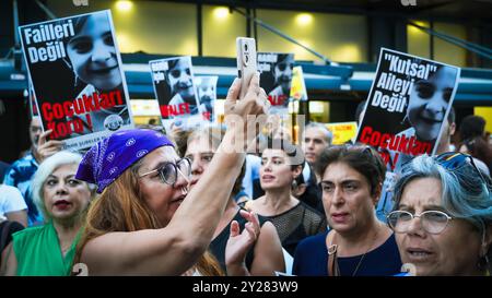 Izmir, Turquie. 09th Sep, 2024. Le meurtre de Narin Guran, une fillette de 8 ans qui a été enterrée aujourd'hui, a causé une grande tristesse dans tout le pays et a été protesté par diverses plateformes féminines. L'enquête sur la mort de Narin Guran, disparu à Diyarbakir le 21 août et dont le corps sans vie a été retrouvé hier dans un ruisseau, est en cours par le parquet général de Diyarbakir. Dans le cadre de l'enquête sur la mort de Narin Guran, 24 personnes ont été détenues et son oncle a été arrêté. Crédit : İdil Toffolo/Alamy Live News Banque D'Images