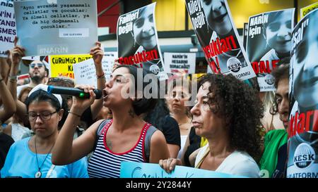 Izmir, Turquie. 09th Sep, 2024. Le meurtre de Narin Guran, une fillette de 8 ans qui a été enterrée aujourd'hui, a causé une grande tristesse dans tout le pays et a été protesté par diverses plateformes féminines. L'enquête sur la mort de Narin Guran, disparu à Diyarbakir le 21 août et dont le corps sans vie a été retrouvé hier dans un ruisseau, est en cours par le parquet général de Diyarbakir. Dans le cadre de l'enquête sur la mort de Narin Guran, 24 personnes ont été détenues et son oncle a été arrêté. Crédit : İdil Toffolo/Alamy Live News Banque D'Images