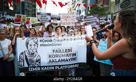 Izmir, Turquie. 09th Sep, 2024. Le meurtre de Narin Guran, une fillette de 8 ans qui a été enterrée aujourd'hui, a causé une grande tristesse dans tout le pays et a été protesté par diverses plateformes féminines. L'enquête sur la mort de Narin Guran, disparu à Diyarbakir le 21 août et dont le corps sans vie a été retrouvé hier dans un ruisseau, est en cours par le parquet général de Diyarbakir. Dans le cadre de l'enquête sur la mort de Narin Guran, 24 personnes ont été détenues et son oncle a été arrêté. Crédit : İdil Toffolo/Alamy Live News Banque D'Images