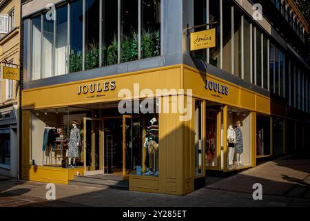 Joules Store - Joules Shop in Norwich UK - Joules est une chaîne de vêtements basée au Royaume-Uni qui vend des vêtements de style de vie de pays. Fondée en 1989 par Tom Joule. Banque D'Images