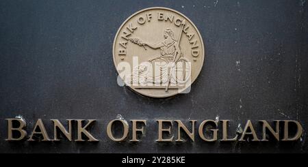 Logo ou symbole de la Banque d'Angleterre sur le bâtiment de la Banque d'Angleterre dans le centre de Londres Banque D'Images