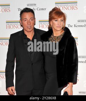 Washington, DC - 5 décembre 2009 -- Bruce Springsteen, l'un des 2009 lauréats du Kennedy Center, à gauche, et sa femme, Patti Scialfa Springsteen, à droite, arrivée pour le dîner officiel de l'artiste au Département d'État des États-Unis à Washington, DC le samedi 5 décembre 2009. crédit : Ron Sachs/CNP (RESTRICTION : PAS de journaux ou journaux de New York ou du New Jersey dans un rayon de 75 miles de New York City) /MediaPunch Banque D'Images