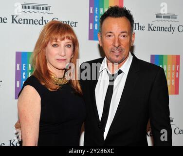 Bruce Springsteen et son épouse Patti arrivent pour le dîner officiel de l'artiste en l'honneur des récipiendaires du Kennedy Center Honors 2014 organisé par le secrétaire d'État américain John F. Kerry au département d'État américain à Washington, DC, le samedi 6 décembre 2014. Les lauréats de 2014 sont : le chanteur Al Green, l'acteur et cinéaste Tom Hanks, la ballerine Patricia McBride, l'auteur-compositeur-interprète Sting et la comédienne Lily Tomlin. Crédit : Ron Sachs / Pool via CNP / MediaPunch Banque D'Images