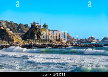 Petites cabanes d'été rustiques au sommet d'un rocher dans la ville de Quintay, région de Valparaiso, Chili Banque D'Images