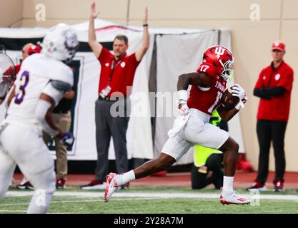 BLOOMINGTON, INDIANA - 6 SEPTEMBRE : le running back des Hoosiers de l'Indiana Ty son Lawton (17 ans) effectue un touchdown contre Western Illinois lors d'un match de football NCAA le 6 septembre 2024 au Memorial Stadium de Bloomington, Indiana. (Photo de Jeremy Hogan/The Bloomingtonian) Banque D'Images