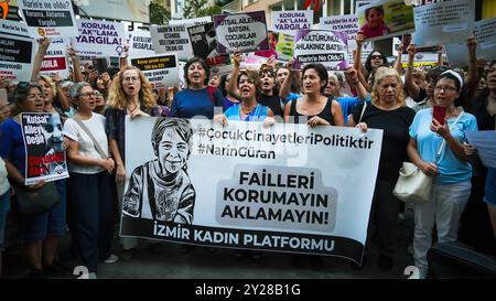 Protestation contre le meurtre de Narin Guran le meurtre de Narin Guran, une fillette de 8 ans qui a été enterrée aujourd'hui, a causé une grande tristesse dans tout le pays et a été protesté par diverses plateformes féminines. L'enquête sur la mort de Narin Guran, disparu à Diyarbakir le 21 août et dont le corps sans vie a été retrouvé hier dans un ruisseau, est en cours par le parquet général de Diyarbakir. Dans le cadre de l enquête sur la mort de Narin Guran, 24 personnes ont été détenues et son oncle a été arrêté. Izmir Konak Turquie Turquie Copyright : xIdilxToffolox DSC08837 Banque D'Images