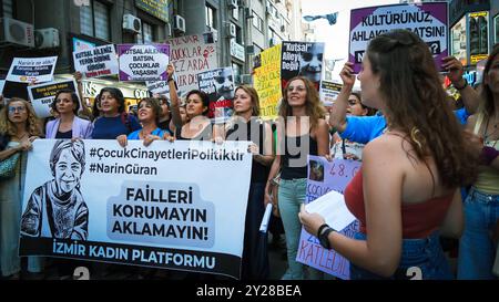 Protestation contre le meurtre de Narin Guran le meurtre de Narin Guran, une fillette de 8 ans qui a été enterrée aujourd'hui, a causé une grande tristesse dans tout le pays et a été protesté par diverses plateformes féminines. L'enquête sur la mort de Narin Guran, disparu à Diyarbakir le 21 août et dont le corps sans vie a été retrouvé hier dans un ruisseau, est en cours par le parquet général de Diyarbakir. Dans le cadre de l enquête sur la mort de Narin Guran, 24 personnes ont été détenues et son oncle a été arrêté. Izmir Konak Turquie Turquie Copyright : xIdilxToffolox DSC08867 Banque D'Images