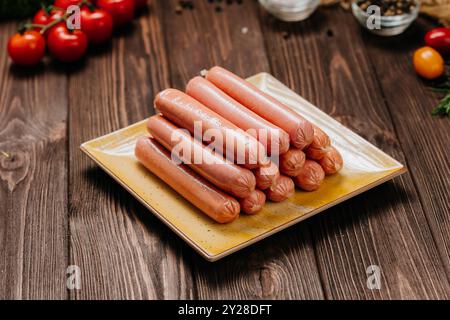 Pile de saucisses sur une assiette, parfait pour les présentations alimentaires, les visuels de cuisine et les conceptions de menu Banque D'Images