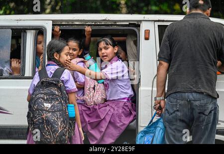 New Delhi, Inde. 09th Sep, 2024. NEW DELHI, INDE - 9 SEPTEMBRE : étudiants en route pendant la pluie à KG Marg, le 9 septembre 2024 à New Delhi, Inde. (Photo de Raj K Raj/Hindustan Times/Sipa USA ) crédit : Sipa USA/Alamy Live News Banque D'Images