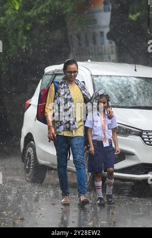 New Delhi, Inde. 09th Sep, 2024. NOIDA, INDE - 9 SEPTEMBRE : les navetteurs sortent sous des pluies soudaines dans le secteur 12, le 9 septembre 2024 à Noida, Inde. (Photo de Sunil Ghosh/Hindustan Times/Sipa USA ) crédit : Sipa USA/Alamy Live News Banque D'Images