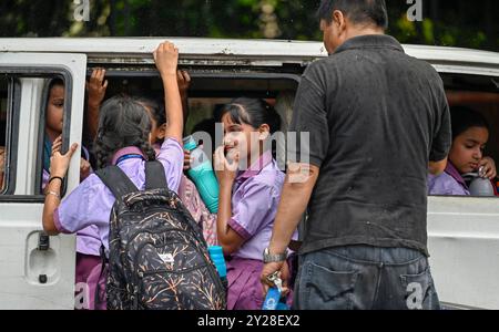 New Delhi, Inde. 09th Sep, 2024. NEW DELHI, INDE - 9 SEPTEMBRE : étudiants en route pendant la pluie à KG Marg, le 9 septembre 2024 à New Delhi, Inde. (Photo de Raj K Raj/Hindustan Times/Sipa USA ) crédit : Sipa USA/Alamy Live News Banque D'Images