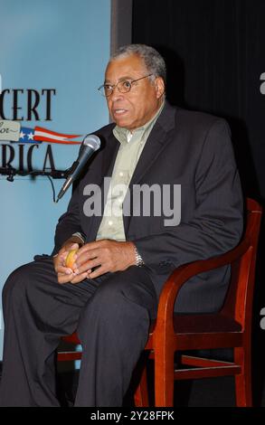 Washington, États-Unis d'Amérique. 20 avril 2001. Le célèbre acteur James Earl Jones prend la parole lors d'un rendez-vous de presse alors qu'il répétait pour le 'concert for America' au John F. Kennedy Center à Washington, DC le lundi 9 septembre 2002.Credit : Ron Sachs/CNP/Sipa USA . (RESTRICTION : AUCUN journal ou journal de New York ou du New Jersey dans un rayon de 75 miles de New York) crédit : Sipa USA/Alamy Live News Banque D'Images