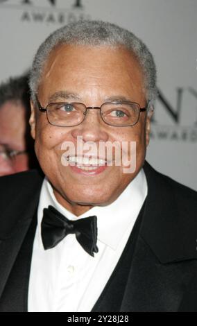 JAMES EARL JONES (17 janvier 1931 - 9 septembre 2024) est un acteur américain connu pour ses rôles de doubleur emblématiques et pour son travail au théâtre. Au cours de sa carrière, il a reçu trois Tony Awards, deux Emmy Awards et un Grammy Award. Jones a acquis une renommée internationale pour son rôle de Dark Vador dans la franchise Star Wars, à commencer par le film original de 1977. PHOTO DU DOSSIER : 11 juin 2006 ; New York, New York, États-Unis; L'acteur JAMES EARL JONES arrive pour la 60e cérémonie annuelle des Tony Awards. (Crédit image : © Nancy Kaszerman/ZUMA Press Wire) USAGE ÉDITORIAL SEULEMENT! Non destiné à UN USAGE commercial ! Banque D'Images