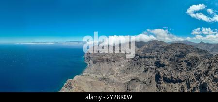 Vue aérienne du sentier à travers les montagnes jusqu'à la plage de Guigui, plage de sable noir immaculé, Gran Canaria. Espagne. Sentier pittoresque Banque D'Images