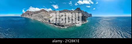 Vue aérienne du sentier à travers les montagnes jusqu'à la plage de Guigui, plage de sable noir immaculé, Gran Canaria. Espagne. Sentier pittoresque Banque D'Images