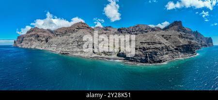 Vue aérienne du sentier à travers les montagnes jusqu'à la plage de Guigui, plage de sable noir immaculé, Gran Canaria. Espagne. Sentier pittoresque Banque D'Images