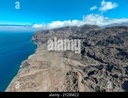 Vue aérienne du sentier à travers les montagnes jusqu'à la plage de Guigui, plage de sable noir immaculé, Gran Canaria. Espagne. Sentier pittoresque Banque D'Images