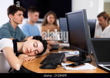 Les étudiants épuisés trouvent du réconfort dans le sommeil Banque D'Images